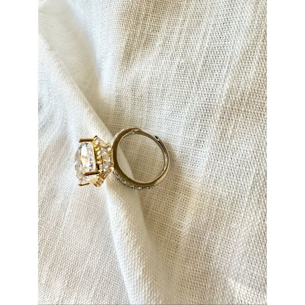 Gorgeous super sparkly cubic zirconia elongated cushion cut adjustable ring gold - Picture 6 of 12